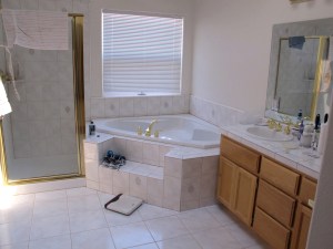 Jerri loves this bath tub in the master bath