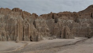 The spires and cliffs are the result of geologic processes occurring over millions of years; volcanic activity, fractures in bedrock, flooding and erosion. Silt, clay, and volcanic ash combined to make Bentonite clay and eroded to make the formations we saw in the Gorge.